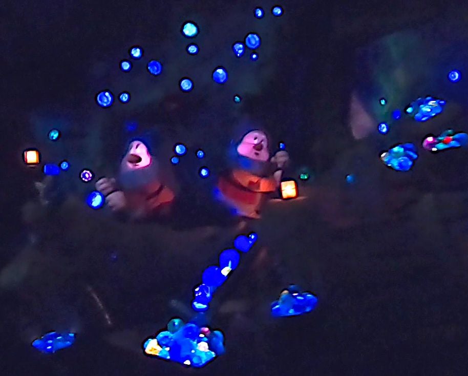 The ride gives a nice break in the middle, where we can ride through the mines at a leisurely pace and watch the dwarfs as they collect colorful gemstones.