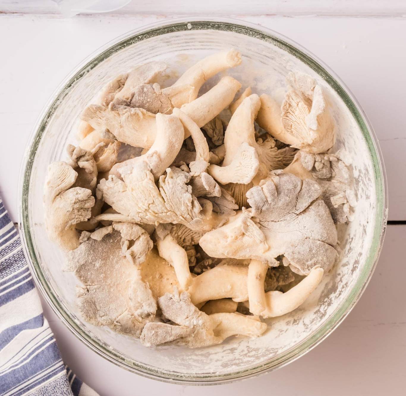 Oyster mushrooms coated with coating mix.